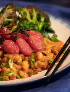 roasted tomatoes with tempeh and broccoli