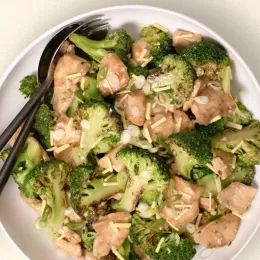 chicken and broccoli with ginger and scallions