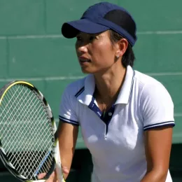 woman playing tennis