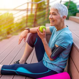 woman eating apple