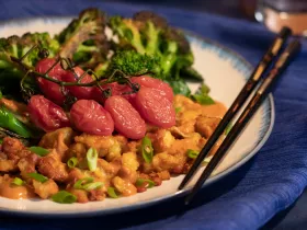 roasted tomatoes with tempeh and broccoli