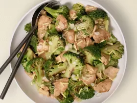 chicken and broccoli with ginger and scallions