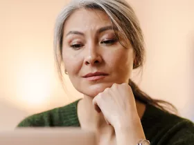 woman reading news