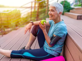 woman eating apple