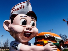 Frisch's Big Boy restaurant storefront