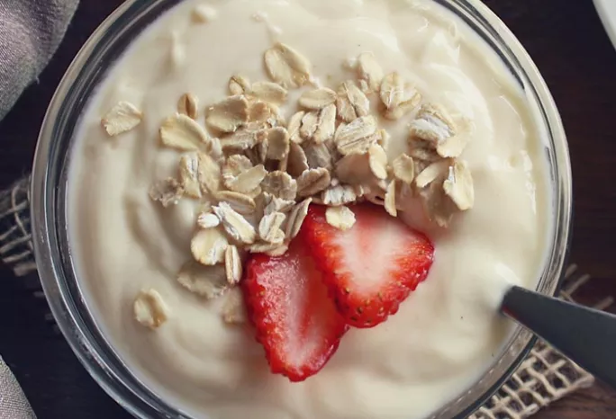 yogurt with fruit and oats