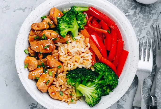 chicken, brown rice, broccoli, and peppers