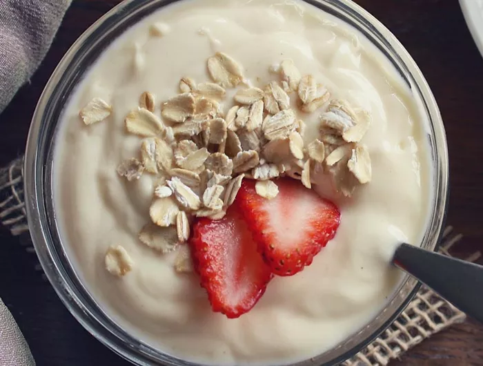 yogurt with fruit and oats