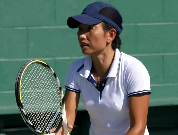 woman playing tennis